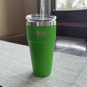 26oz canopy Green Yeti with straw top